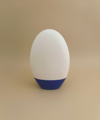 ขวดพลาสติกสีขาวเรียบพร้อมฝาสีฟ้าสำหรับแชมพู