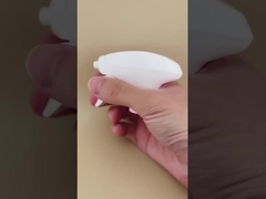 เครื่องฉีดกระตุ้นสีขาวแบบง่าย K103B ที่ได้รับการรับรองสําหรับขวดเครื่องสําอาง