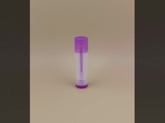 กล่องน้ําผงริมฝีปากที่เรียบใสเล็กๆ มีฝาปิดสีม่วงสําหรับลิปสติก