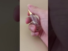 กระป๋องน้ําหยดเล็กๆ สะอาดใส