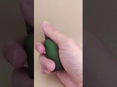 ขวดแก้วสีเขียวเข้มใส ดีไซน์ละเอียดอ่อน สำหรับเอสเซ้นส์