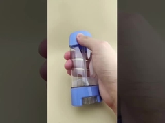 บรรจุภัณฑ์ลิปบาล์มแบบใสเรียบเนียน พร้อมฝาสีน้ำเงินสำหรับลิปสติก