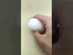 หมวกปลาสติกสีขาวที่กดลงสําหรับขวดชมพู