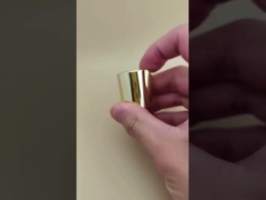 ฝาครอบทรงกลมอะลูมิเนียม-พลาสติกสีทองพร้อมปุ่มใสสำหรับขวดผลิตภัณฑ์ดูแลผิว