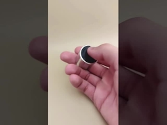 สีเงิน อลูมิเนียม-พลาสติกกลม หมวกเรียบด้วยปุ่มดํา สําหรับขวดดูแลผิว